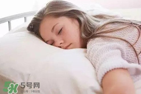 为什么男生要女生趴身上睡(男生趴着睡是什么心理)