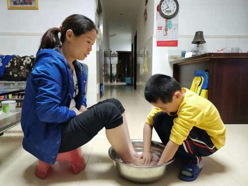 赚钱给家长送什么好看视频(实用的视频慰问：给父母送上一份贴心关怀)